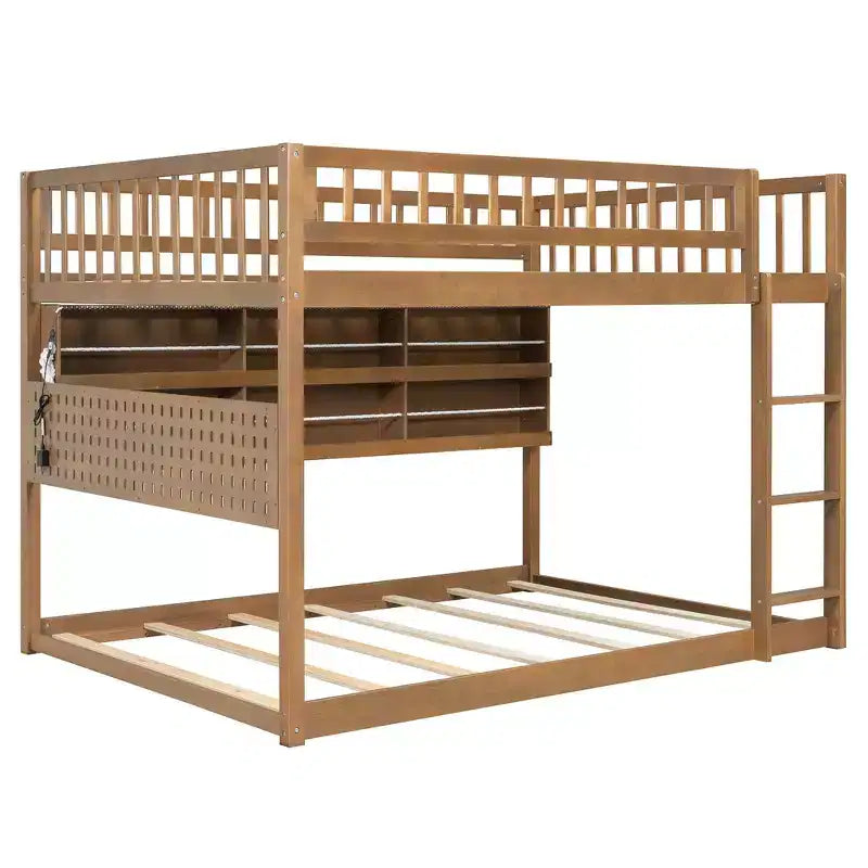 Modernes niedriges Etagenbett, 140 x 200 cm, mit Stauraum, beleuchteten Regalen und Lochwand