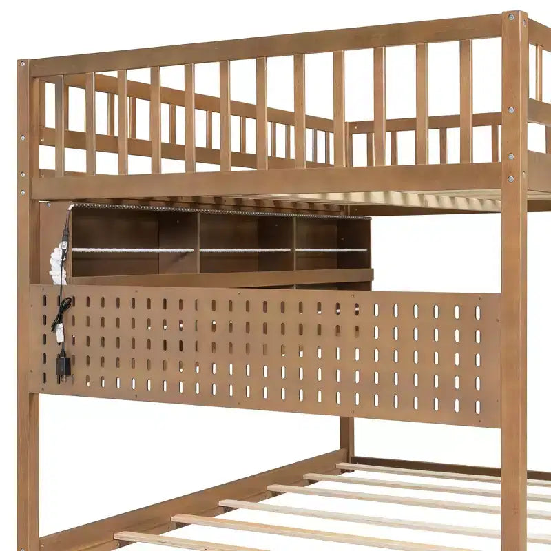 Modernes niedriges Etagenbett, 140 x 200 cm, mit Stauraum, beleuchteten Regalen und Lochwand