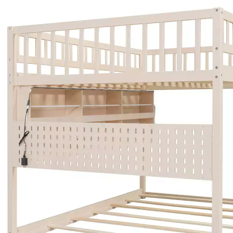 Modernes niedriges Etagenbett, 140 x 200 cm, mit Stauraum, beleuchteten Regalen und Lochwand