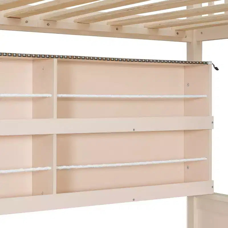 Modernes niedriges Etagenbett, 140 x 200 cm, mit Stauraum, beleuchteten Regalen und Lochwand
