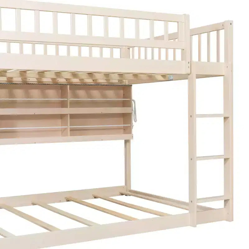 Modernes niedriges Etagenbett, 140 x 200 cm, mit Stauraum, beleuchteten Regalen und Lochwand