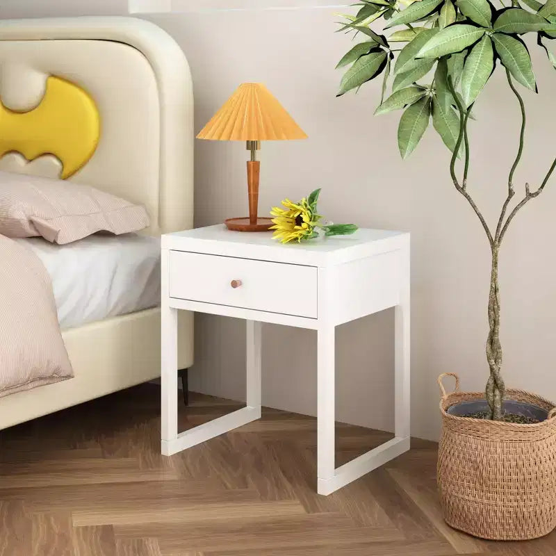 Minimalistischer Nachttisch mit Schublade, rund/zylinderförmig