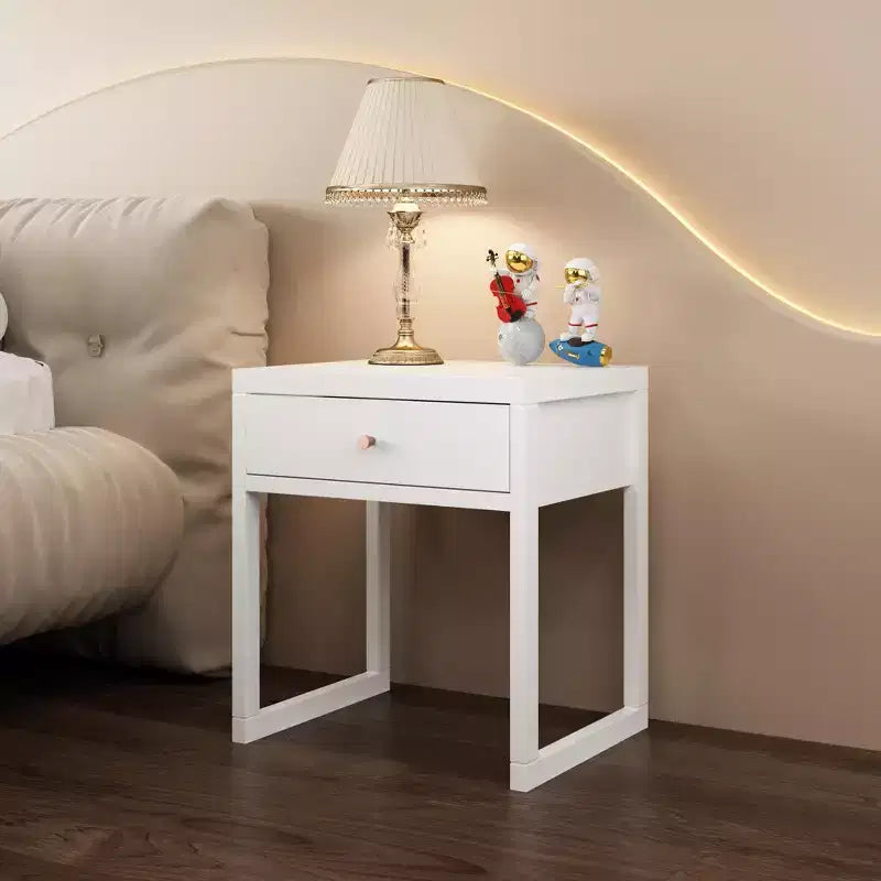 Minimalistischer Nachttisch mit Schublade, rund/zylinderförmig