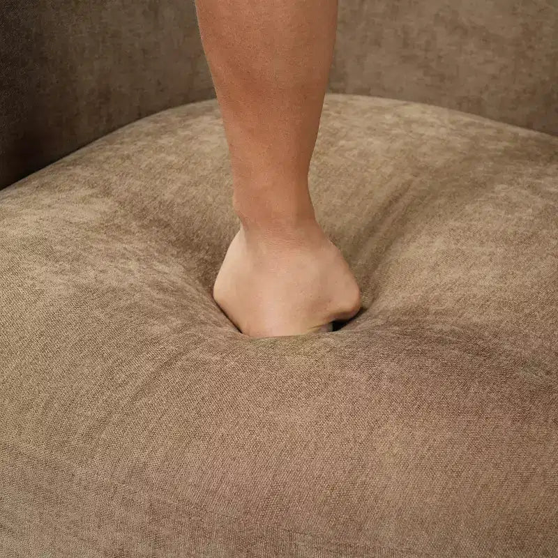 Sillón decorativo giratorio moderno con estructura de madera y patas metálicas