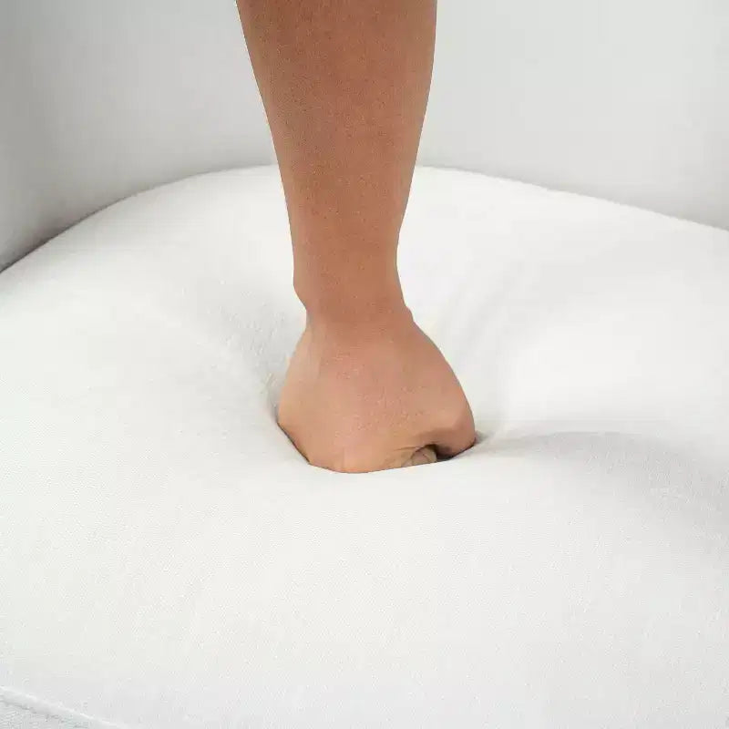 Sillón decorativo giratorio moderno con estructura de madera y patas metálicas