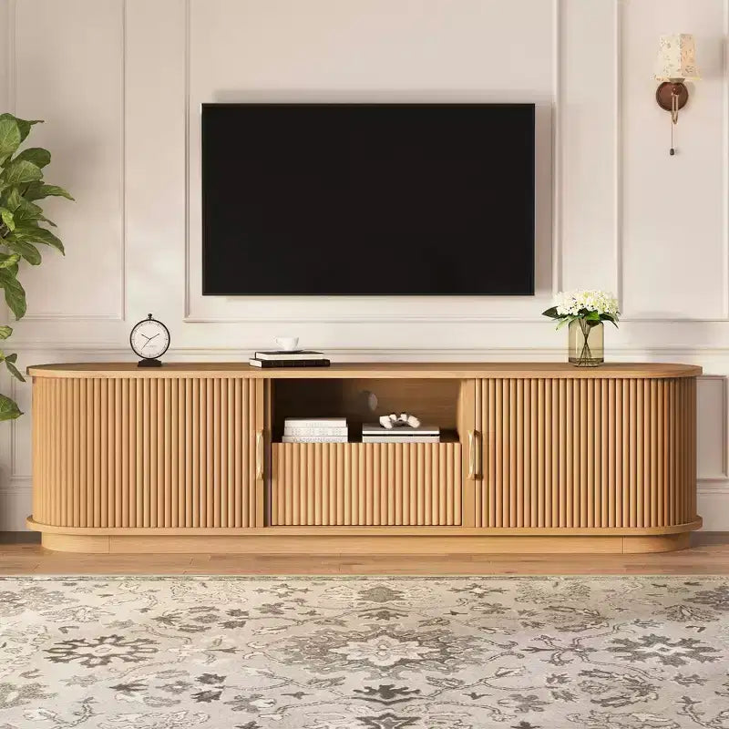 Mueble para TV rústico vintage con puertas corredizas de listones de madera, consola multimedia acanalada estilo granja de 75 con cajón (veta de madera natural)