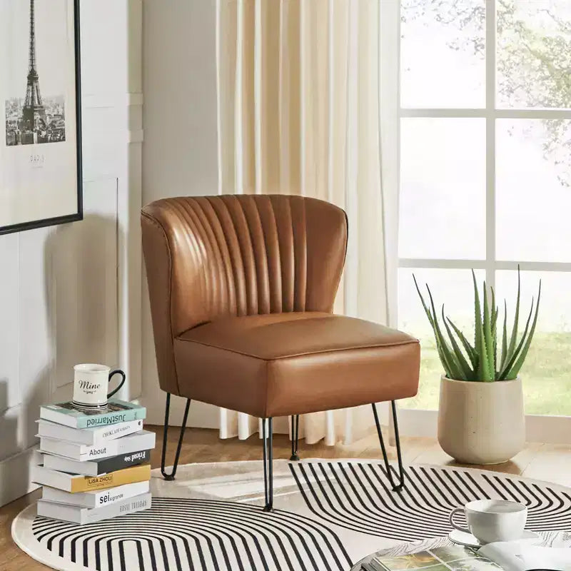 Chaise d’appoint contemporaine en similicuir végétalien avec dossier capitonné et pieds en métal
