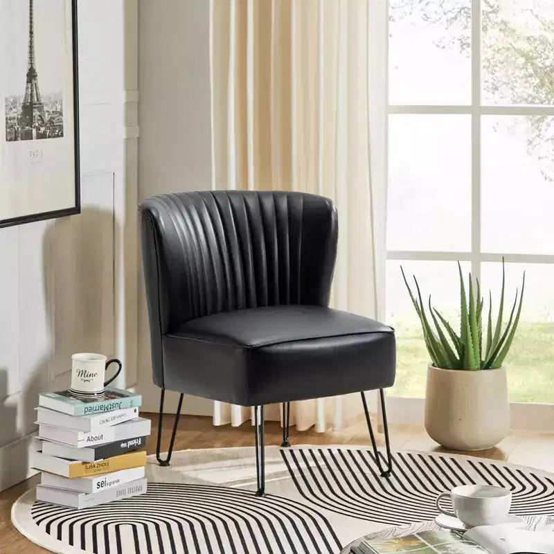 Chaise d’appoint contemporaine en similicuir végétalien avec dossier capitonné et pieds en métal