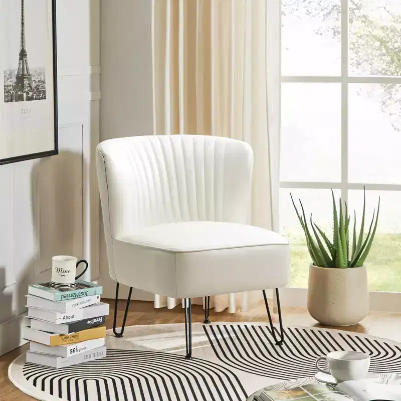 Chaise d’appoint contemporaine en similicuir végétalien avec dossier capitonné et pieds en métal